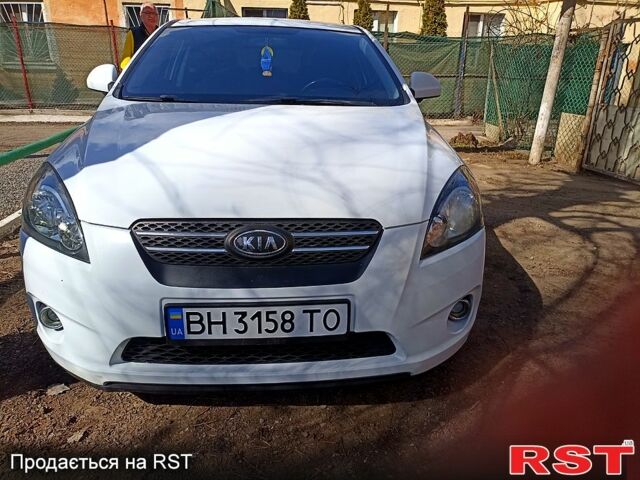 Белый Киа Сид, объемом двигателя 1.4 л и пробегом 101 тыс. км за 5000 $, фото 1 на Automoto.ua