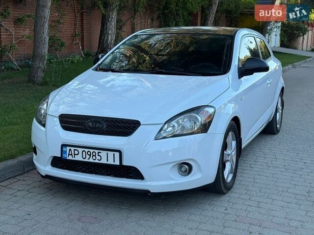Белый Киа Сид, объемом двигателя 1.59 л и пробегом 200 тыс. км за 4999 $, фото 1 на Automoto.ua
