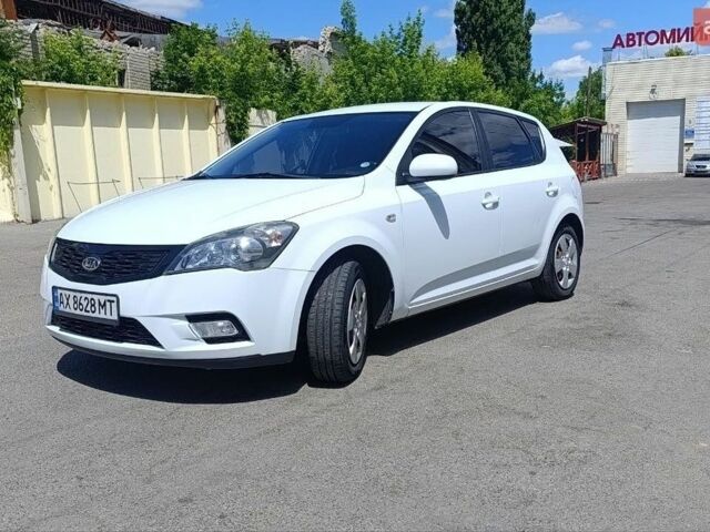 Белый Киа Сид, объемом двигателя 1.4 л и пробегом 194 тыс. км за 6000 $, фото 1 на Automoto.ua