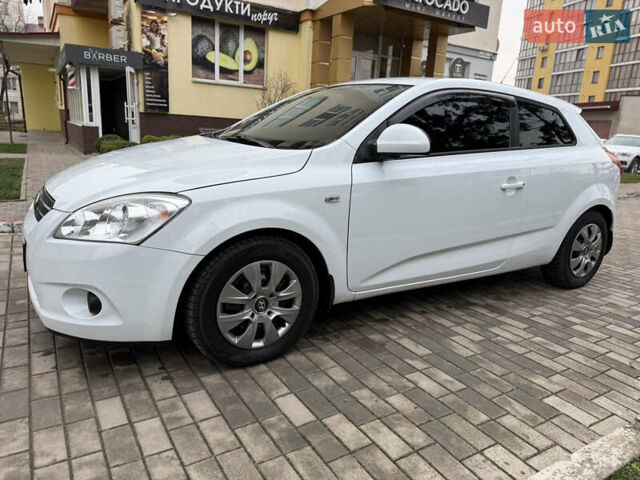 Белый Киа Сид, объемом двигателя 1.59 л и пробегом 178 тыс. км за 5700 $, фото 1 на Automoto.ua