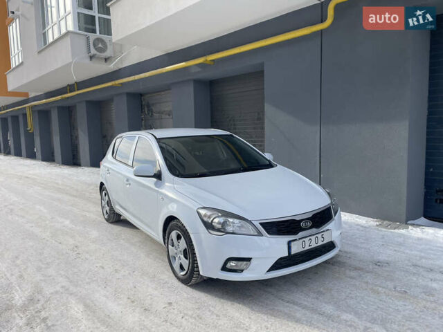 Белый Киа Сид, объемом двигателя 1.59 л и пробегом 196 тыс. км за 7850 $, фото 1 на Automoto.ua