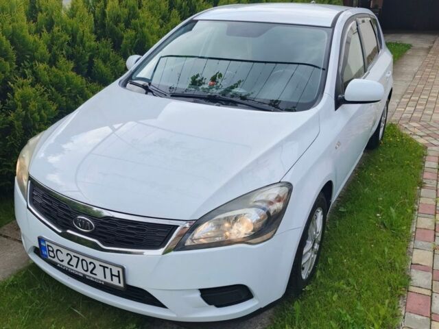 Белый Киа Сид, объемом двигателя 1.58 л и пробегом 168 тыс. км за 4800 $, фото 1 на Automoto.ua