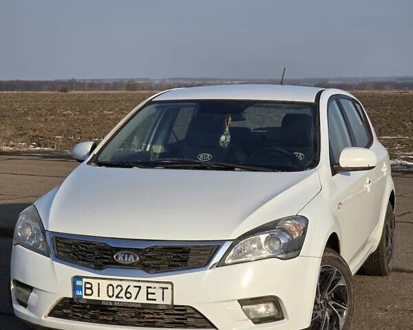 Белый Киа Сид, объемом двигателя 1.6 л и пробегом 275 тыс. км за 5800 $, фото 1 на Automoto.ua