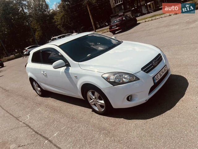 Белый Киа Сид, объемом двигателя 1.6 л и пробегом 230 тыс. км за 6000 $, фото 1 на Automoto.ua