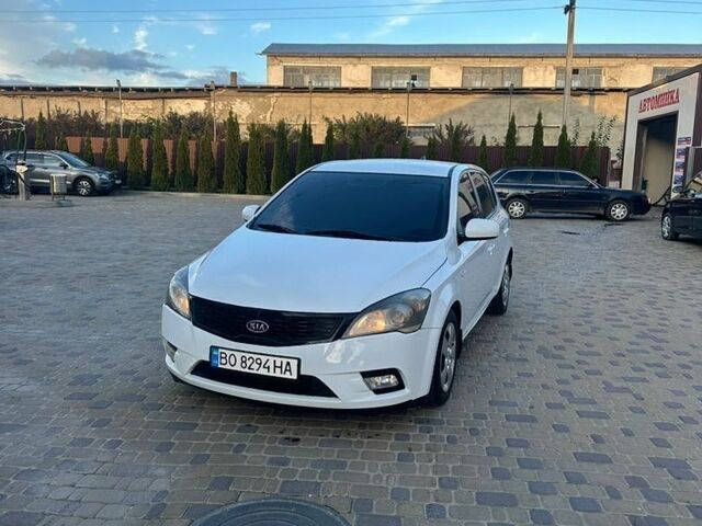 Белый Киа Сид, объемом двигателя 1.58 л и пробегом 249 тыс. км за 5200 $, фото 1 на Automoto.ua