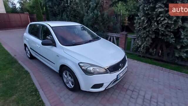 Белый Киа Сид, объемом двигателя 1.58 л и пробегом 206 тыс. км за 5500 $, фото 1 на Automoto.ua
