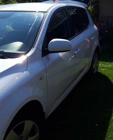 Білий Кіа Сід, об'ємом двигуна 1.6 л та пробігом 210 тис. км за 8300 $, фото 1 на Automoto.ua