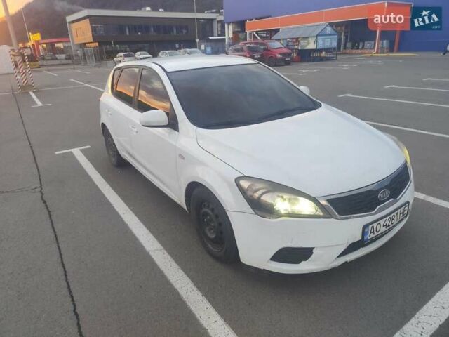 Белый Киа Сид, объемом двигателя 1.6 л и пробегом 238 тыс. км за 5500 $, фото 1 на Automoto.ua