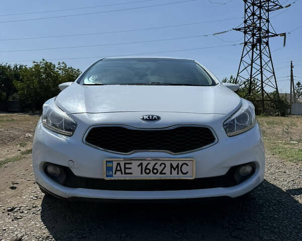 Белый Киа Сид, объемом двигателя 1.6 л и пробегом 300 тыс. км за 9000 $, фото 1 на Automoto.ua