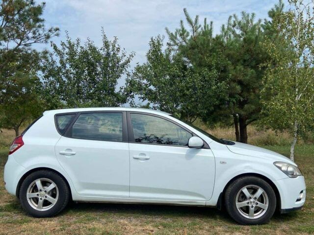 Белый Киа Сид, объемом двигателя 1.58 л и пробегом 290 тыс. км за 5700 $, фото 1 на Automoto.ua