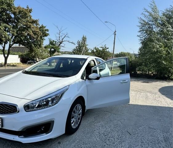 Киа Сид 2018 в Киеве на Automoto.ua Белый Киа Сид, объемом двигателя 1.6 л и пробегом 90 тыс. км за 12000 $, фото 1 на Automoto.ua