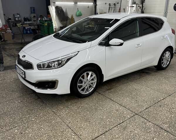 Білий Кіа Сід, об'ємом двигуна 1.59 л та пробігом 63 тис. км за 15500 $, фото 1 на Automoto.ua