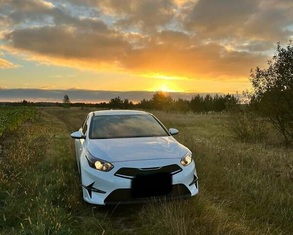 Белый Киа Сид, объемом двигателя 1.6 л и пробегом 30 тыс. км за 17005 $, фото 1 на Automoto.ua