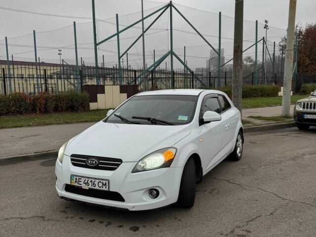Белый Киа Сид, объемом двигателя 1.4 л и пробегом 300 тыс. км за 5800 $, фото 1 на Automoto.ua
