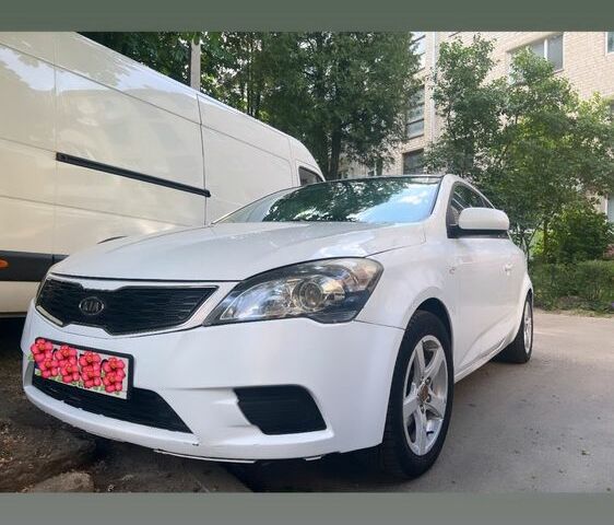 Білий Кіа Сід, об'ємом двигуна 1.6 л та пробігом 3 тис. км за 5000 $, фото 1 на Automoto.ua