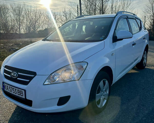 Белый Киа Сид, объемом двигателя 1.58 л и пробегом 307 тыс. км за 4950 $, фото 1 на Automoto.ua