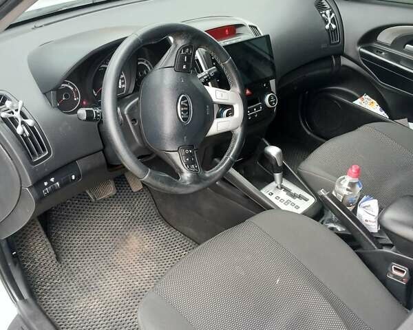 Белый Киа Сид, объемом двигателя 1.6 л и пробегом 265 тыс. км за 6300 $, фото 1 на Automoto.ua