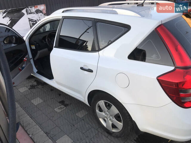 Білий Кіа Сід, об'ємом двигуна 1.4 л та пробігом 315 тис. км за 4500 $, фото 1 на Automoto.ua