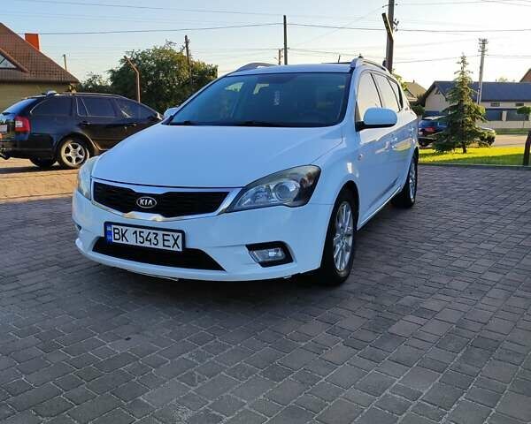 Белый Киа Сид, объемом двигателя 1.6 л и пробегом 304 тыс. км за 6500 $, фото 1 на Automoto.ua