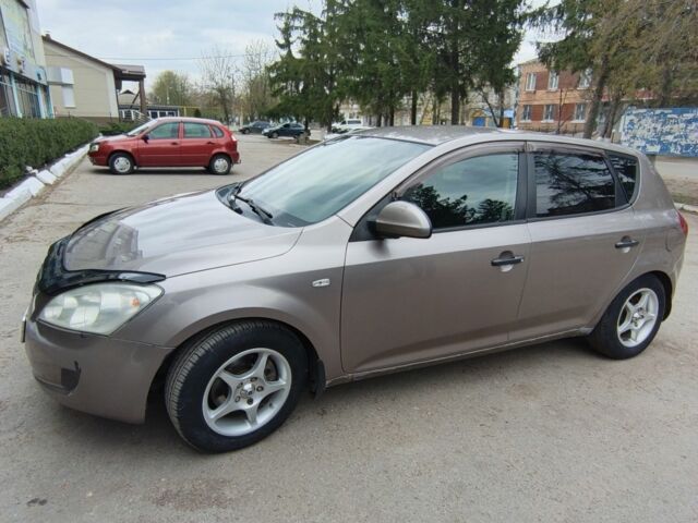 Бежевый Киа Сид, объемом двигателя 1.4 л и пробегом 200 тыс. км за 4900 $, фото 1 на Automoto.ua