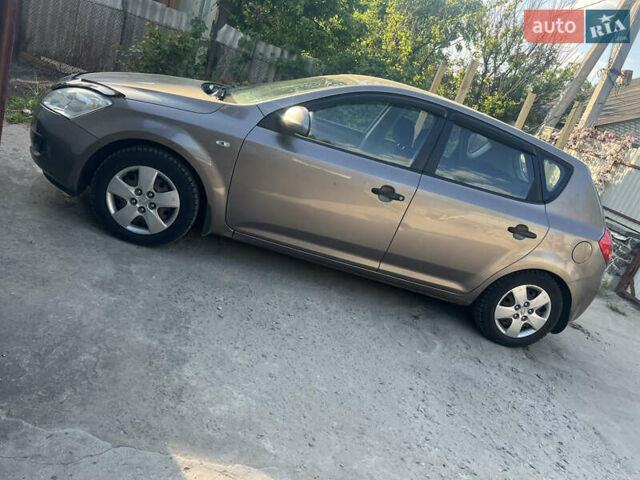 Бежевый Киа Сид, объемом двигателя 1.4 л и пробегом 183 тыс. км за 5500 $, фото 1 на Automoto.ua