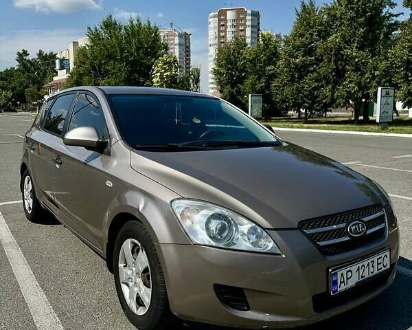 Бежевый Киа Сид, объемом двигателя 1.4 л и пробегом 256 тыс. км за 4000 $, фото 1 на Automoto.ua