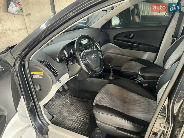 Черный Киа Сид, объемом двигателя 1.4 л и пробегом 240 тыс. км за 2800 $, фото 1 на Automoto.ua