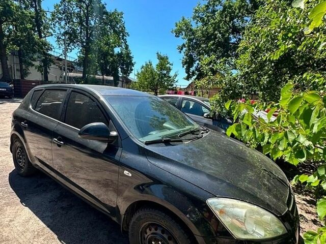 Черный Киа Сид, объемом двигателя 1.4 л и пробегом 300 тыс. км за 4800 $, фото 1 на Automoto.ua