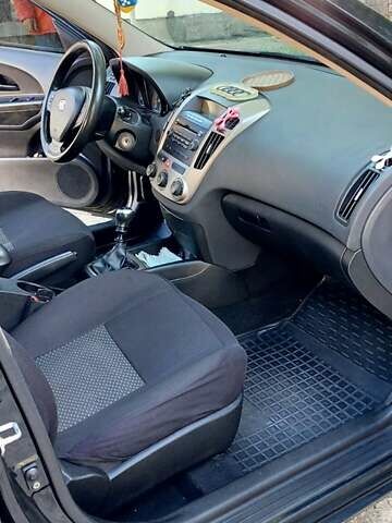 Черный Киа Сид, объемом двигателя 1.6 л и пробегом 317 тыс. км за 4950 $, фото 1 на Automoto.ua