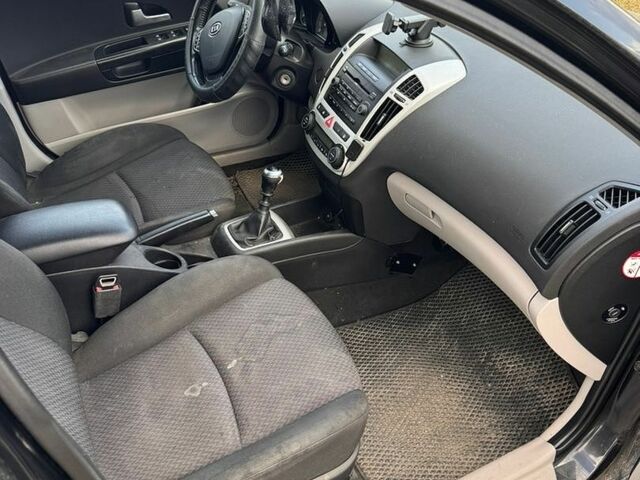 Черный Киа Сид, объемом двигателя 1.58 л и пробегом 337 тыс. км за 3700 $, фото 1 на Automoto.ua
