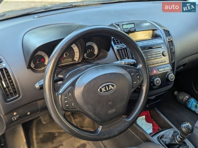 Черный Киа Сид, объемом двигателя 1.4 л и пробегом 260 тыс. км за 4200 $, фото 1 на Automoto.ua