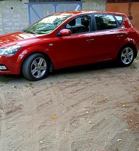 Красный Киа Сид, объемом двигателя 1.6 л и пробегом 135 тыс. км за 7700 $, фото 1 на Automoto.ua