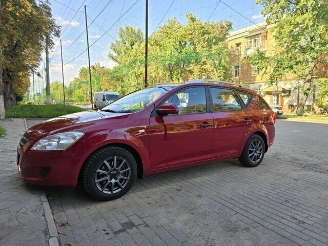 Красный Киа Сид, объемом двигателя 1 л и пробегом 236 тыс. км за 5824 $, фото 1 на Automoto.ua