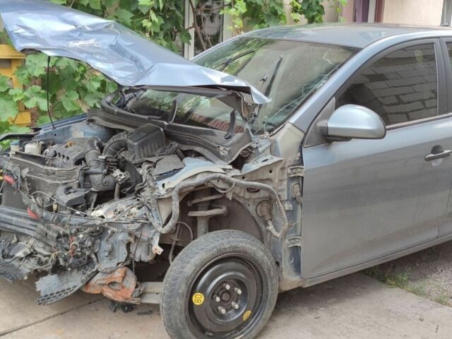 Киа Сид, объемом двигателя 1.6 л и пробегом 300 тыс. км за 1100 $, фото 1 на Automoto.ua