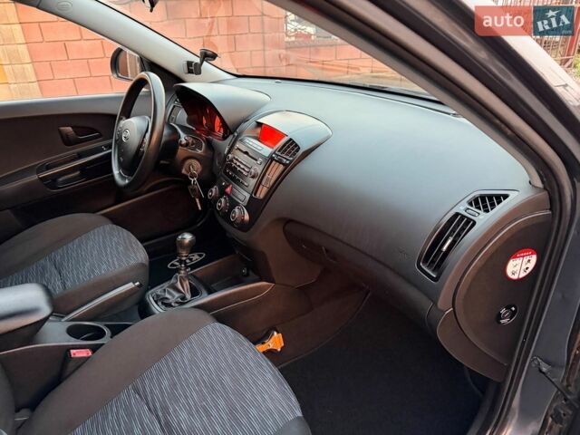 Киа Сид, объемом двигателя 1.6 л и пробегом 200 тыс. км за 6250 $, фото 1 на Automoto.ua