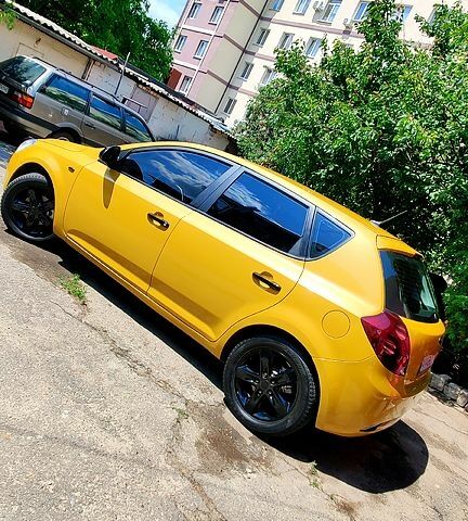 Желтый Киа Сид, объемом двигателя 2 л и пробегом 280 тыс. км за 5100 $, фото 1 на Automoto.ua
