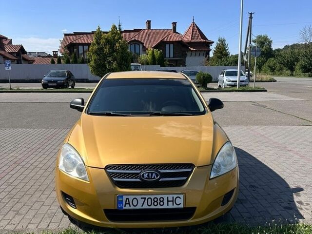 Желтый Киа Сид, объемом двигателя 1.4 л и пробегом 235 тыс. км за 4300 $, фото 1 на Automoto.ua