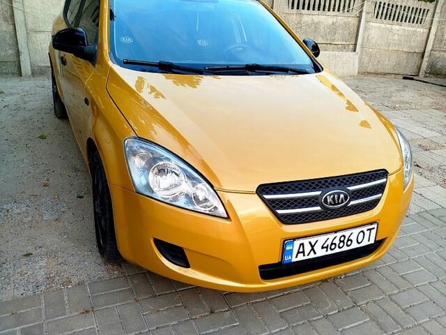 Желтый Киа Сид, объемом двигателя 2 л и пробегом 280 тыс. км за 4999 $, фото 1 на Automoto.ua