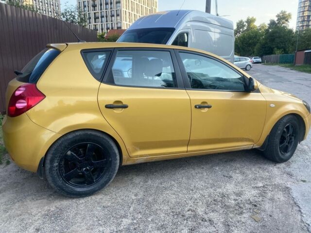 Желтый Киа Сид, объемом двигателя 1.4 л и пробегом 360 тыс. км за 3700 $, фото 1 на Automoto.ua