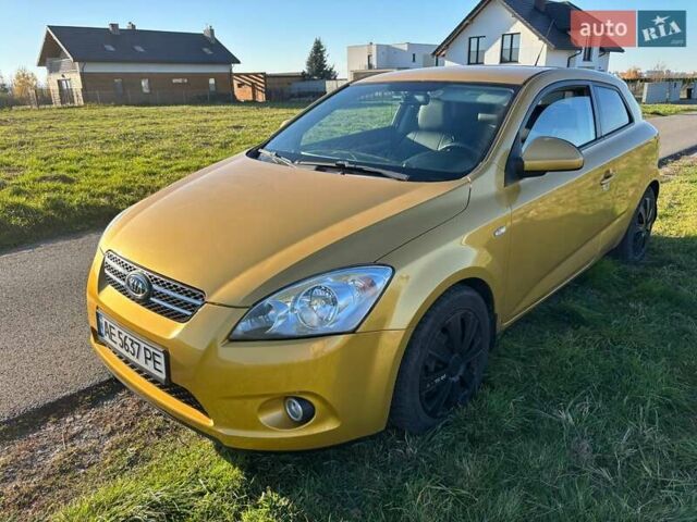 Желтый Киа Сид, объемом двигателя 2 л и пробегом 180 тыс. км за 6000 $, фото 1 на Automoto.ua