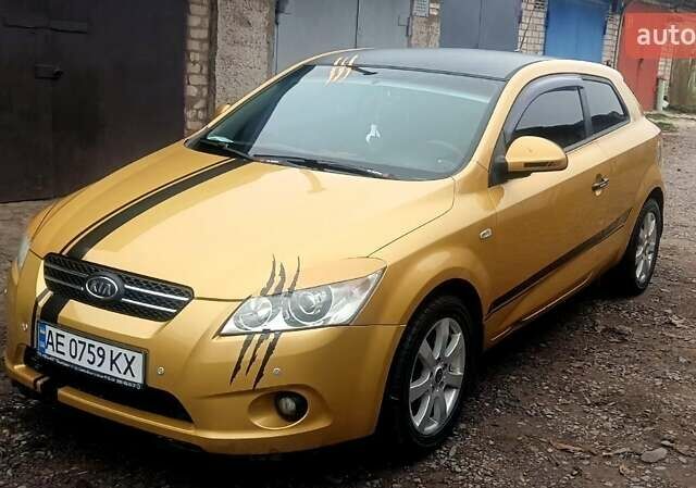 Желтый Киа Сид, объемом двигателя 1.4 л и пробегом 260 тыс. км за 4700 $, фото 1 на Automoto.ua