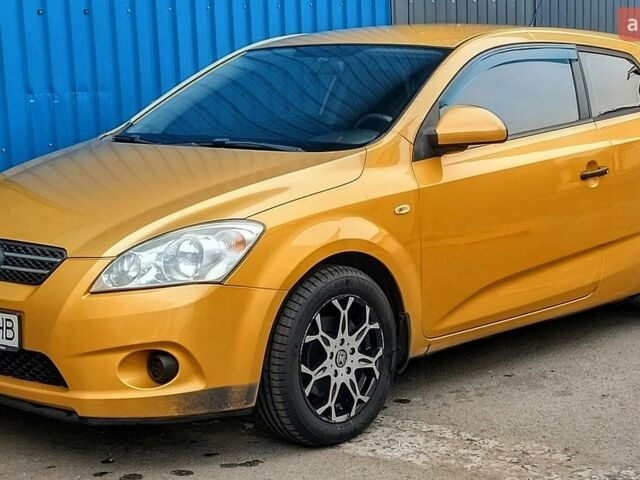 Желтый Киа Сид, объемом двигателя 1.4 л и пробегом 211 тыс. км за 3997 $, фото 1 на Automoto.ua
