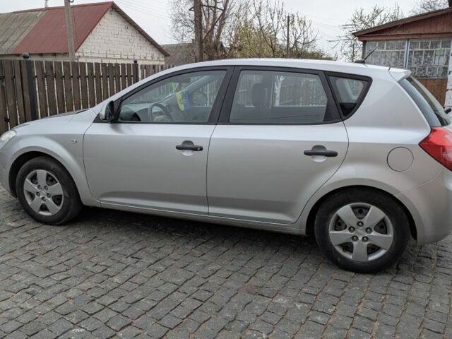 Серый Киа Сид, объемом двигателя 1.4 л и пробегом 290 тыс. км за 4500 $, фото 1 на Automoto.ua