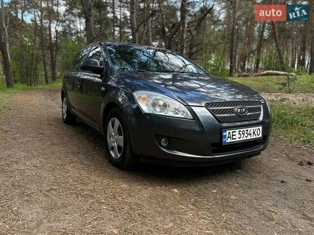 Серый Киа Сид, объемом двигателя 1.4 л и пробегом 208 тыс. км за 5600 $, фото 1 на Automoto.ua