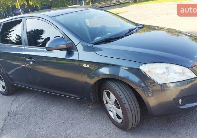 Серый Киа Сид, объемом двигателя 1.6 л и пробегом 210 тыс. км за 5500 $, фото 1 на Automoto.ua