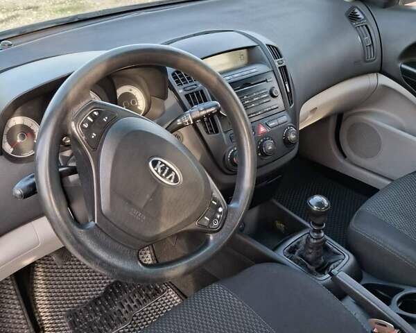 Сірий Кіа Сід, об'ємом двигуна 1.4 л та пробігом 258 тис. км за 5000 $, фото 1 на Automoto.ua