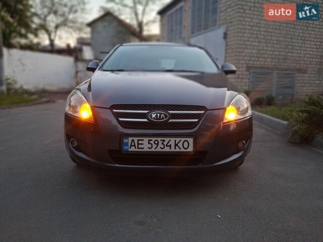 Серый Киа Сид, объемом двигателя 1.4 л и пробегом 208 тыс. км за 5400 $, фото 1 на Automoto.ua