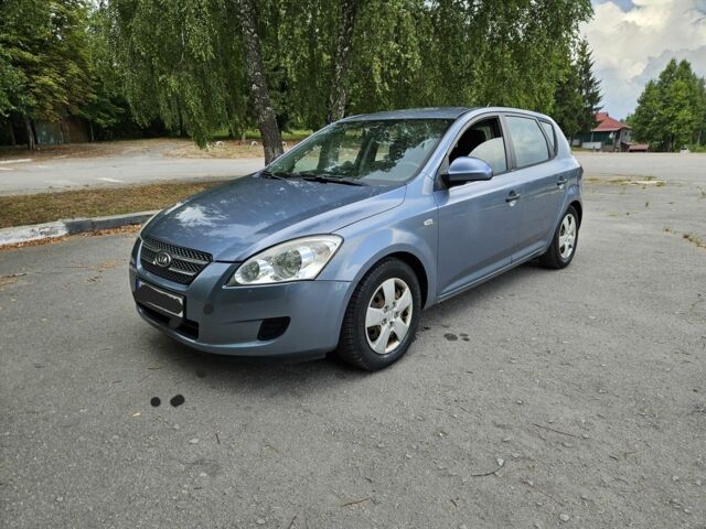 Серый Киа Сид, объемом двигателя 1.6 л и пробегом 400 тыс. км за 2100 $, фото 1 на Automoto.ua