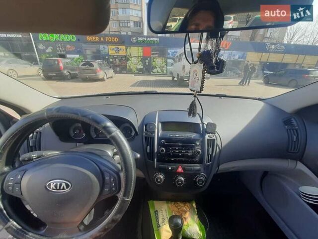 Серый Киа Сид, объемом двигателя 1.6 л и пробегом 177 тыс. км за 6750 $, фото 1 на Automoto.ua