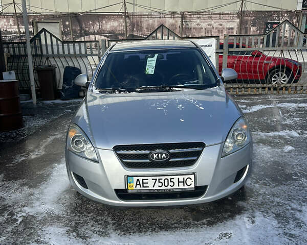 Серый Киа Сид, объемом двигателя 1.58 л и пробегом 209 тыс. км за 5200 $, фото 1 на Automoto.ua